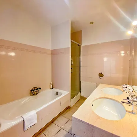 Отель Haras De La Potardiere